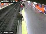 ВИДЕО: полицейский среди всеобщей паники спас женщину, рухнувшую на рельсы мадридского метро