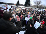 Около трех тысяч горожан вышли на митинг, который начался в 18:00 на Марсовом поле и продлился два часа Около трех тысяч горожан вышли на митинг, который начался в 18:00 на Марсовом поле и продлился два часа