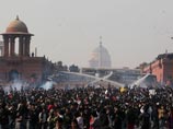 Жестокое групповое изнасилование молодой женщины в Нью-Дели в декабре прошлого годаспровоцировало волну возмущения в обществе и массовые акции протеста в столице страны