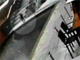 ВИДЕО: рассеянная британка рухнула в канал с ледяной водой, набирая SMS любимому