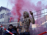Femen попытались атаковать Давос с дымовыми шашками
