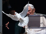 Затем Папа и двое юных участников движения выпустили из окна ватиканского дворца голубей, которые, по словам понтифика, являются "символом Духа Божия, который дарит мир тем, кто принимает Его любовь"