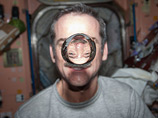 "За такую работу вы сами должны платить": канадский астронавт с МКС покорил интернет фотографиями Земли