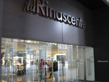 При посещении торгового центра Rinascente в Милане русская путешественница зашла в примерочную, где незаметно оторвала защитные датчики с дизайнерской одежды