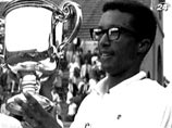 Личные вещи, принадлежавшие легендарному американскому теннисисту Артуру Эшу, будут выставлены на продажу на онлайн-аукционе, который состоится 6 февраля - в двадцатую годовщину смерти спортсмена