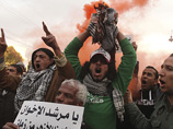 Египетские демонстранты забросали камнями и бутылками кортеж премьер-министра страны Хишама Кандиля, когда тот попытался попасть на площадь Тахрир