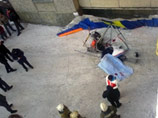 Днем 3 февраля легкомоторное воздушное судно зацепилось лыжей за край крыши, пролетая над 9-этажным домом номер 17 по улице Рюмина
