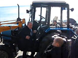 Глава Крыма на бульдозере снес забор на частном пляже в Ялте