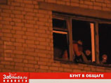 Находившиеся в состоянии алкогольного опьянения подростки накануне поздно вечером забаррикадировались на пятом этаже здания, где били стекла в комнатах и холлах, громили двери и выбрасывали из окон на улицу "предметы обихода" и мебель Находившиеся в состоянии алкогольного опьянения подростки накануне поздно вечером забаррикадировались на пятом этаже здания, где били стекла в комнатах и холлах, громили двери и выбрасывали из окон на улицу "предметы обихода" и мебель
