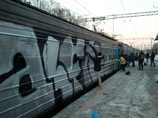 В Подмосковье вновь принудительно "перекрасили" электричку - три вагона за три минуты В Подмосковье вновь принудительно "перекрасили" электричку - три вагона за три минуты