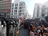 В Тунисе демонстрантов разгоняют слезоточивым газом, премьер распустил исламистский парламент