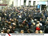 Сторонники и противники президента Грузии собрались у здания Национальной библиотеки, где в ближайшее время Михаил Саакашвили должен выступить с ежегодным докладом о положении в стране