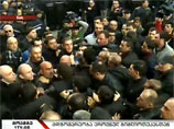 Разъяренная толпа смяла полицейских, которые пытались образовать коридор для прохода президента, и не дает Саакашвили войти в здание