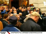 Толпа не пускает Саакашвили в Национальную библиотеку, он выступит из своей резиденции
