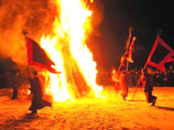 Ритуал "Дугжууба" - разжигание очистительных костров, в которых сгорают несчастье и грехи, - начался с наступлением сумерек в дацанах Бурятии