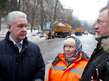 Мэр Москвы Сергей Собянин накануне проинспектировал работу коммунальных служб. Визит по российской традиции не обошелся без "потемкинских деревень". Но в центре Москвы пришлось ретушировать не здания, а людей Мэр Москвы Сергей Собянин накануне проинспектировал работу коммунальных служб. Визит по российской традиции не обошелся без "потемкинских деревень". Но в центре Москвы пришлось ретушировать не здания, а людей