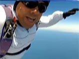 Свой головокружительный прыжок и жесткую посадку Джерардо Флорес заснял на видеокамеру, укрепленную на парашюте