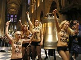 На этот раз феминистки с голой грудью ворвались в святая святых - Собор Парижской Богоматери, где начали палками колотить в колокола, крича "Папы больше нет!"