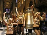На этот раз феминистки с голой грудью ворвались в святая святых - Собор Парижской Богоматери, где начали палками колотить в колокола, крича "Папы больше нет!" На этот раз феминистки с голой грудью ворвались в святая святых - Собор Парижской Богоматери, где начали палками колотить в колокола, крича "Папы больше нет!"