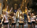 Полуголые активистки Femen в честь ухода Папы Римского били в колокола собора Нотр-Дам