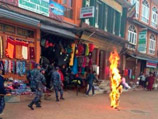 101-е самосожжение тибетца - монах с антикитайскими песнями подпалил себя в столице Непала