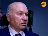 Лужков заявил, что из политической системы "никуда не выпадает"