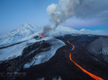 Поток лавы с Плоского Толбачика надвигается на базу вулканологов