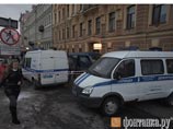 Сотрудники полиции обнаружили, что на углу с Вознесенским проспектом стоит автомобиль ГАЗ, а рядом ним лежит тело убитого