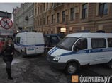 Сотрудники полиции обнаружили, что на углу с Вознесенским проспектом стоит автомобиль ГАЗ, а рядом ним лежит тело убитого Сотрудники полиции обнаружили, что на углу с Вознесенским проспектом стоит автомобиль ГАЗ, а рядом ним лежит тело убитого
