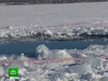 Глава МЧС в Челябинске следит за социальными объектами. Полицейские собирают в озере черное вещество Глава МЧС в Челябинске следит за социальными объектами. Полицейские собирают в озере черное вещество