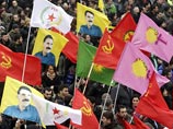 Демонстранты требуют освобождения из тюрьмы в Турции лидера Курдской рабочей партии Абдуллы Оджалана и также просят у французских властей "справедливости" в расследовании убийства трех курдских активисток в начале января в Париже