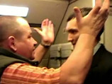 Изначально в полицию от бортпроводника авиакомпании "Когалымавиа" поступило заявление о том, что на борту самолета Москва-Хургада пьяный пассажир Кабалов ударил его, сопровождая свои действия нецензурной бранью