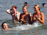 Почти тысячу участников собрал первый мировой "голый заплыв"