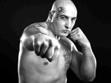Блоггеры навели прокуратуру на чемпиона: кикбоксер в красных трусах осквернил памятник героям войны Блоггеры навели прокуратуру на чемпиона: кикбоксер в красных трусах осквернил памятник героям войны