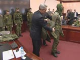 В докладе, переданном ОП замминистра обороны Руслану Цаликову, перечисляются претензии к форме "от Шойгу" - синтетические ткани, быстро забивающиеся грязью липучки и молнии, задирающееся на пояснице белье В докладе, переданном ОП замминистра обороны Руслану Цаликову, перечисляются претензии к форме "от Шойгу" - синтетические ткани, быстро забивающиеся грязью липучки и молнии, задирающееся на пояснице белье