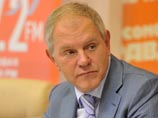 Крайнего подозревают в том, что он уволил задним числом своего подчиненного Сергея Муравьева, уличенного в получении взяток, таким образом пытаясь помочь ему смягчить наказание. Свою вину на допросе он признать отказался Крайнего подозревают в том, что он уволил задним числом своего подчиненного Сергея Муравьева, уличенного в получении взяток, таким образом пытаясь помочь ему смягчить наказание. Свою вину на допросе он признать отказался
