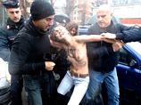 Спереди и сзади обнаженные тела девушек украшал лозунг "Basta Silvio"