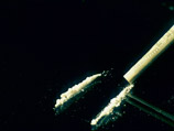 В течение трех месяцев здоровые мужчины в возрасте от 25 до 40 лет должны будут явиться как минимум пять раз для "употребления кокаина через носовую полость"