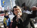 Митинг завершился символическим перфомансом: на площади развернули стилизованный флаг Евросоюза и воссоздали вхождение Украины в ЕС. Главным препятствием на пути евроинтеграции стал мужчина в маске президента Януковича, поющий "Мурку"