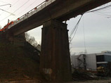 Под Сочи во время ремонта бульдозер зацепил и обрушил железнодорожный мост (ФОТО)