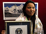 Непальская альпинистка Чхурим официально внесена в Книгу рекордов Гиннесса как единственная женщина в мире, поднявшаяся на высочайшую вершину планеты Эверест дважды за неделю
