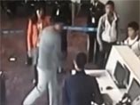 В Сеть попало любопытное видео, на котором китайский чиновник, опоздавший на свой авиарейс, в гневе разносит стойку посадки