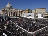 Главная площадь Ватикана заполнена паломниками, пришедшими проститься с покидающим 28 февраля престол Папы