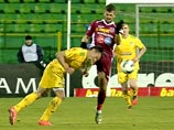 Футболисту румынского клуба во время матча одним ударом выбили пять зубов (ВИДЕО)