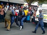 В Южно-Африканской Республике следствие занялось полицейскими, которые жестоко расправились с нарушителем правил парковки, протащив его за машиной по улице