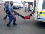 В ЮАР расследуют смерть таксиста, которого полицейские приковали к машине и проволокли сотни метров (ВИДЕО)