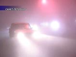 Неудачно припарковались: две машины провалились под землю из-за прорыва трубы в Петербурге Неудачно припарковались: две машины провалились под землю из-за прорыва трубы в Петербурге