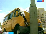 "Газель" с пассажирами въехала в столб в Москве, около десятка пострадавших