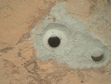 В начале февраля Curiosity сделал на поверхности Марса первую антропогенную дыру, взяв образцы пород Красной планеты