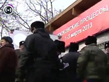 Сахаровский центр, где показывают спектакль о судебном процессе над Pussy Riot и куда ранее наведались представители Федеральной миграционной службы, блокировали казаки с ОМОНом